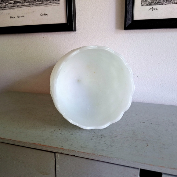 Harlequin Pattern flowerpot in vintage milk glass - Picture 6 of 9